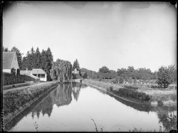 Parc : rivière et bâtiments