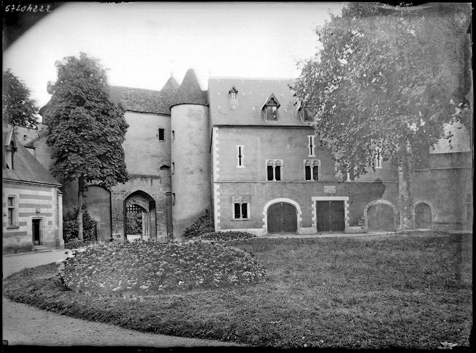 Cour intérieure et châtelet d'entrée