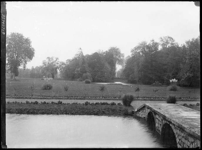 Parc : pont en pierre sur la rivière