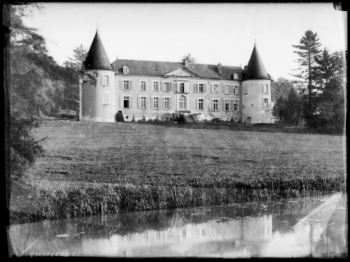 Ensemble sur parc, rivière au premier plan