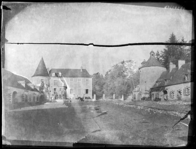 Bâtiments et tour sur cour