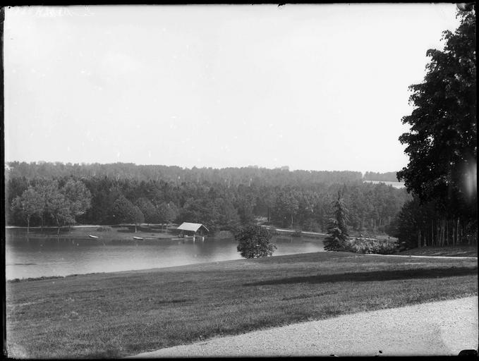 Parc : plan d'eau et ponton sur l'eau