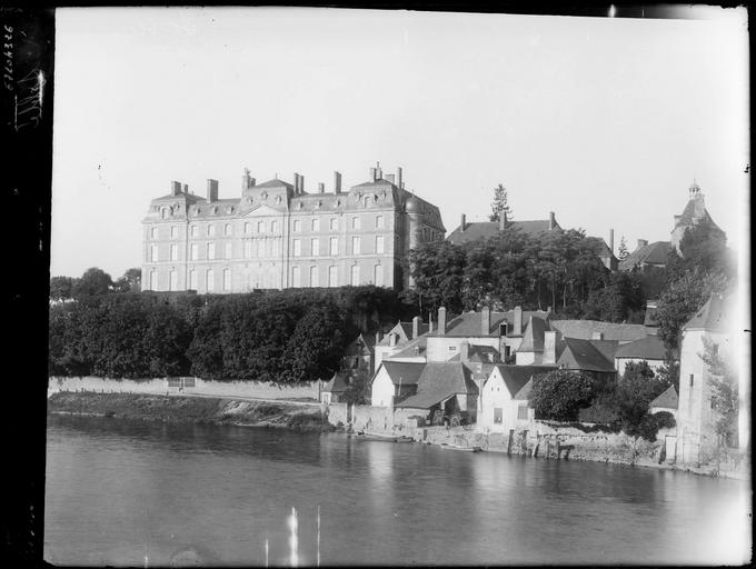 Ensemble dans la ville, la Sarthe au premier plan