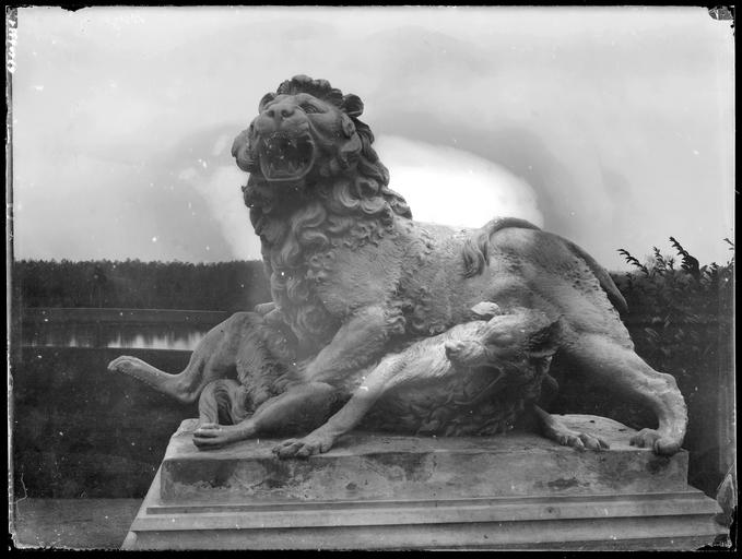 Parc : groupe sculpté, lion