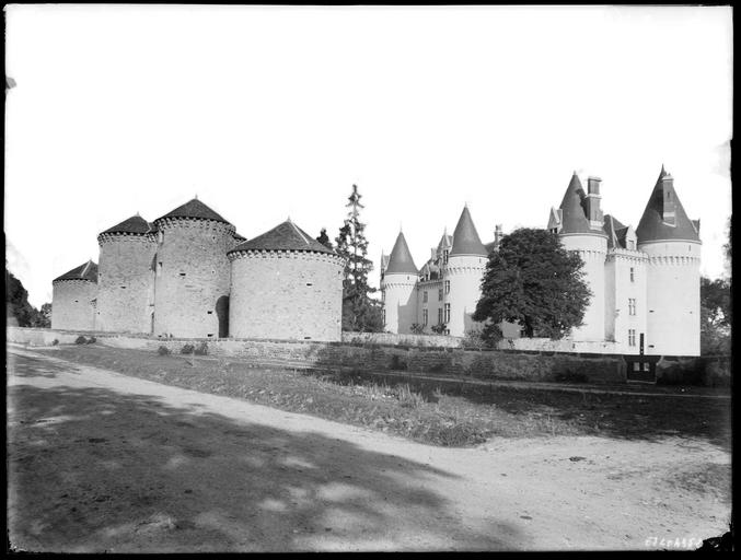 Ensemble sur douves et châtelet d'entrée