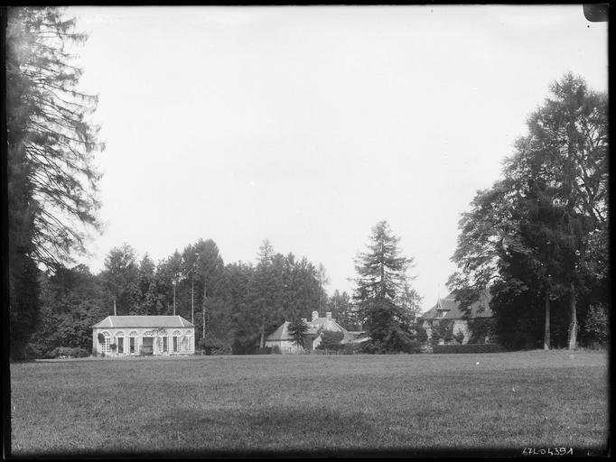 Orangerie et bâtiments sur parc