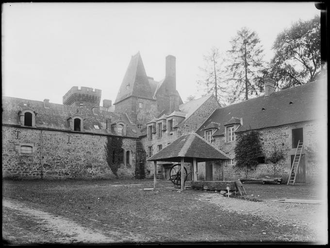 Cour de la ferme, abreuvoir et puits