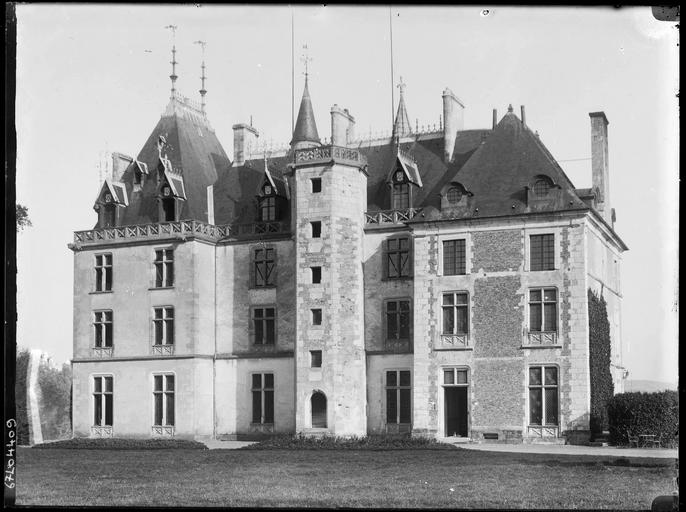 Façade sur parc, tourelle d'escalier