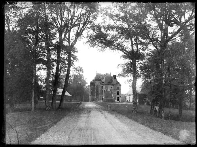 Vue éloignée du château, allée du parc