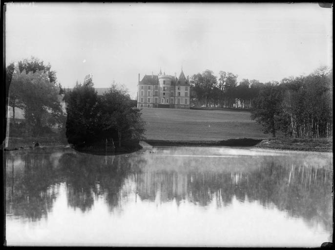 Ensemble sur parc, étang au premier plan