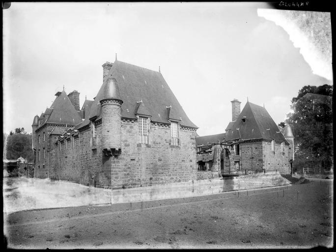 Ensemble sur douves, côté de l'entrée, pont-levis