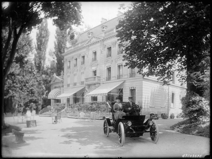 Façade principale, Monsieur Tuck et une femme dans une automobile