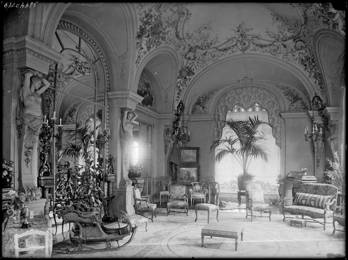 Intérieur : décoration du hall au plafond peint