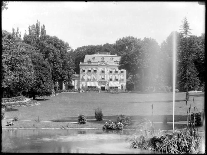 Façade sur parc, bassin au premier plan