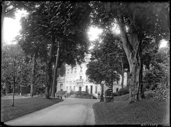 Façade sur parc et allée