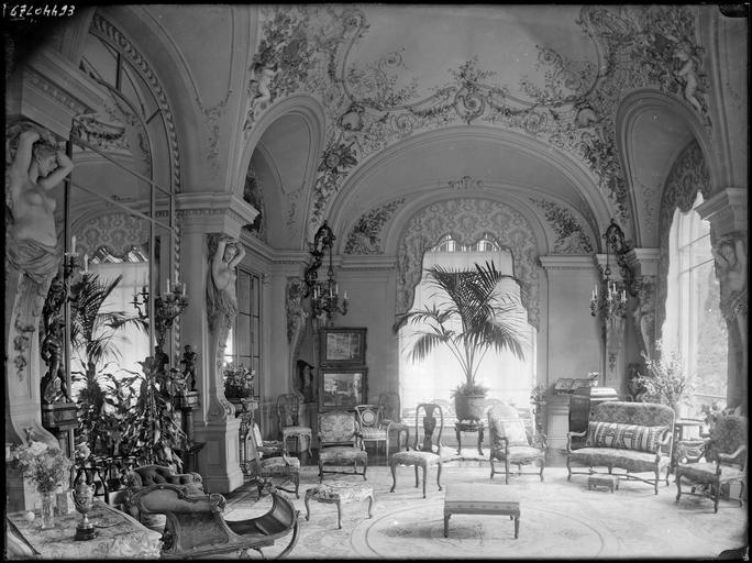 Intérieur : décoration du hall au plafond peint