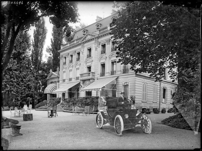 Façade principale, Monsieur Tuck dans une automobile