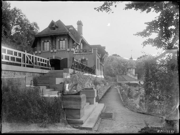 Pavillon avec escalier extérieur, statues de lions