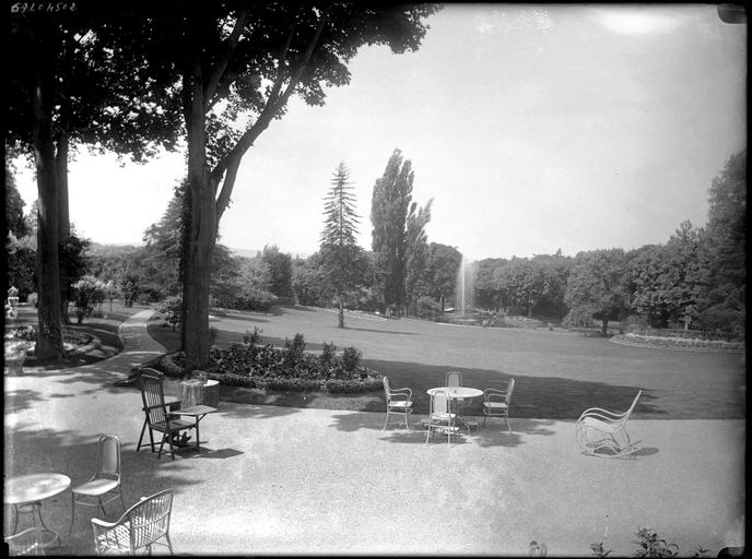 Parc : salon de jardin, jet d'eau