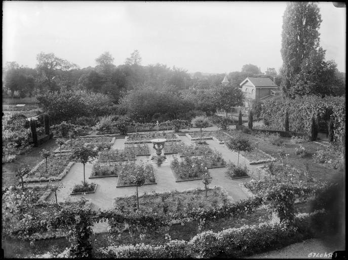 Vue plongeante sur les parterres de fleurs