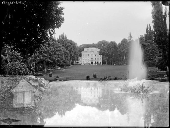 Façade sur parc, bassin avec jet d'eau au premier plan