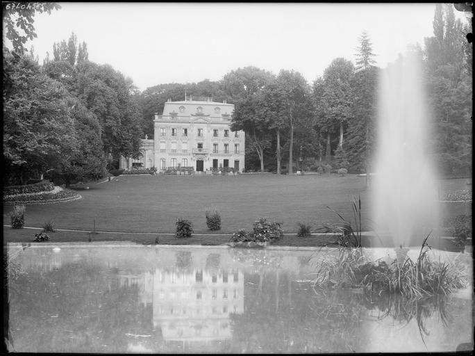 Façade sur parc, bassin avec jet d'eau au premier plan