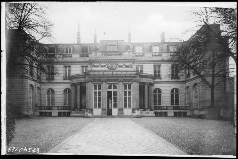 Façade sur cour, entrée