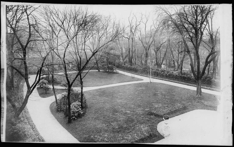 Jardin : parterres et arbres