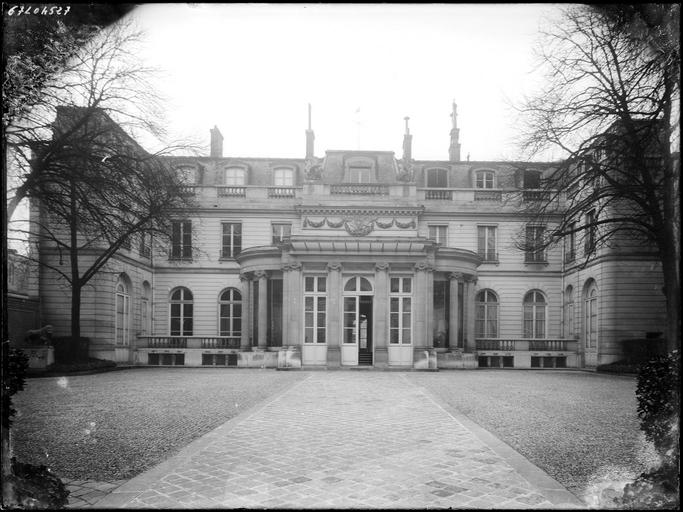 Façade sur cour, entrée