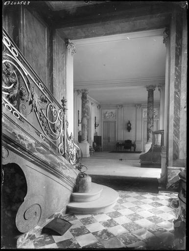 Intérieur : hall et escalier