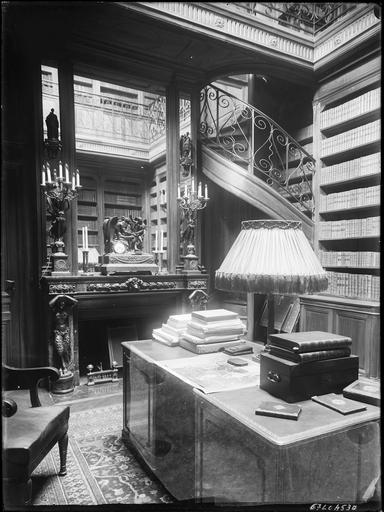 Intérieur : bureau et bibliothèque