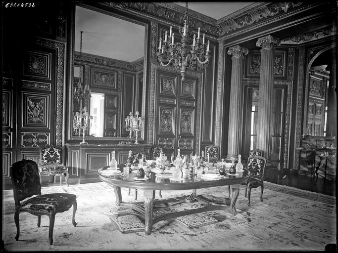 Intérieur : salle à manger avec la table mise