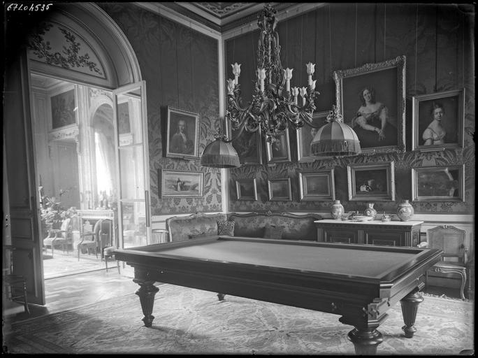 Intérieur : salle de billard, tapisserie murale