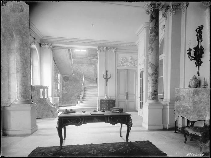 Intérieur : bureau dans le hall et escalier