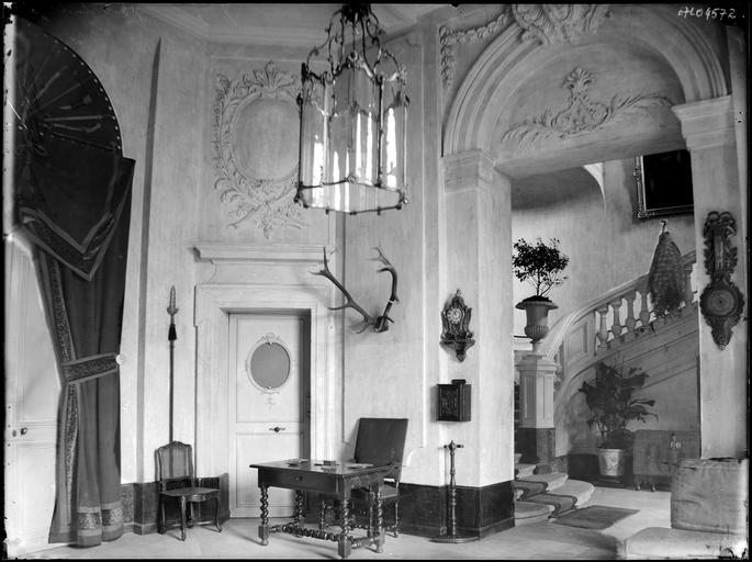 Intérieur : décoration du hall, escalier à balustres