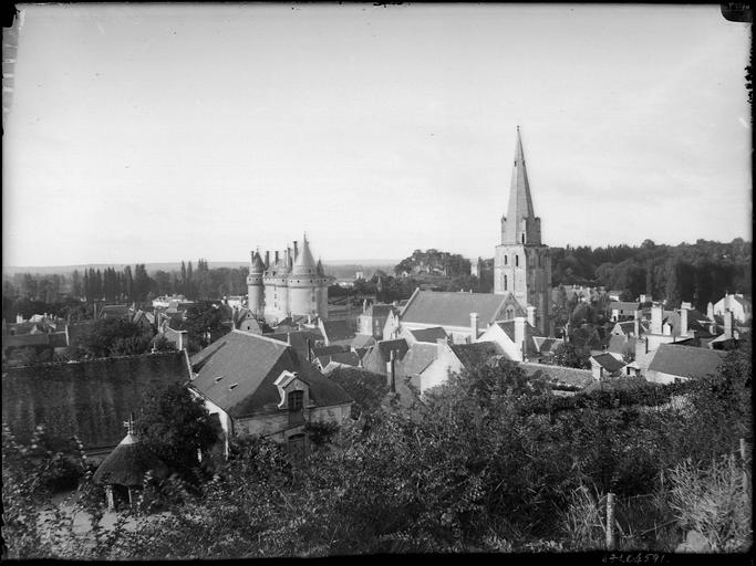 Le château et le clocher de l'église dans la ville