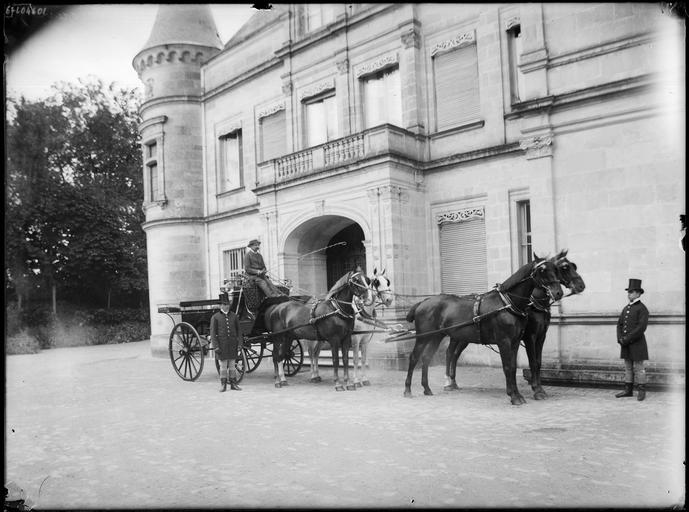 Attelage de chevaux et cochers devant la porte