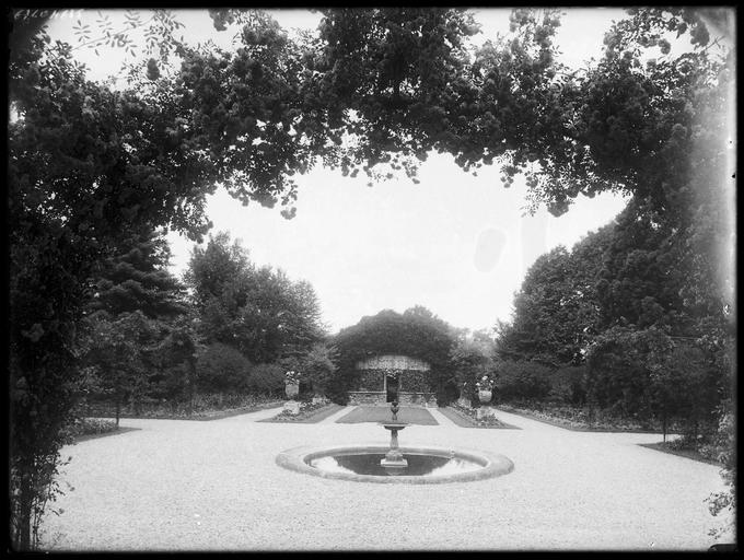 Parc : la roseraie et bassin avec fontaine