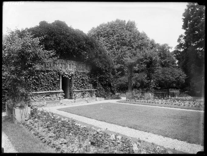 La roseraie, parterres de fleurs