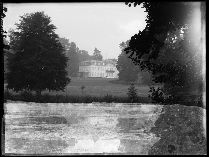 Ensemble sur parc, étang au premier plan