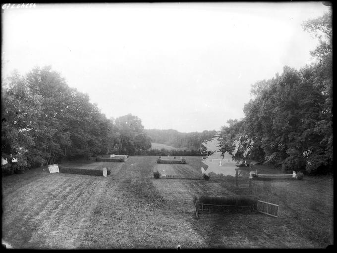 Parc, sauts de haies sur la pelouse