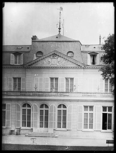 Façade, détail : fronton avec blason et balcon