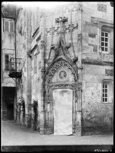 Tourelle d'escalier : porte à gable et oculus