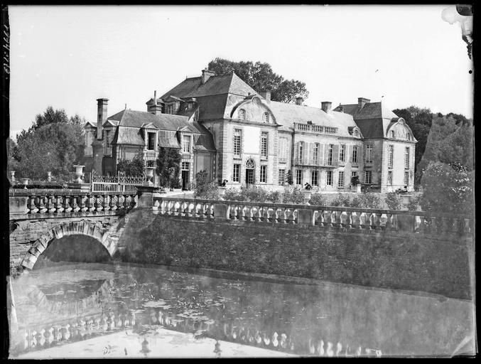 Ensemble côté des douves, pont