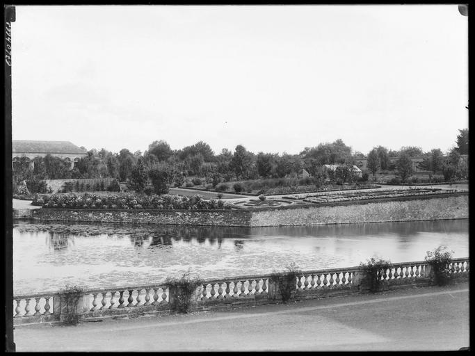 Rivière et balustrades de la cour