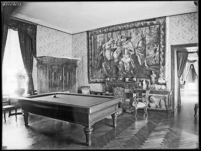 Intérieur : salle de billard, tapisserie murale