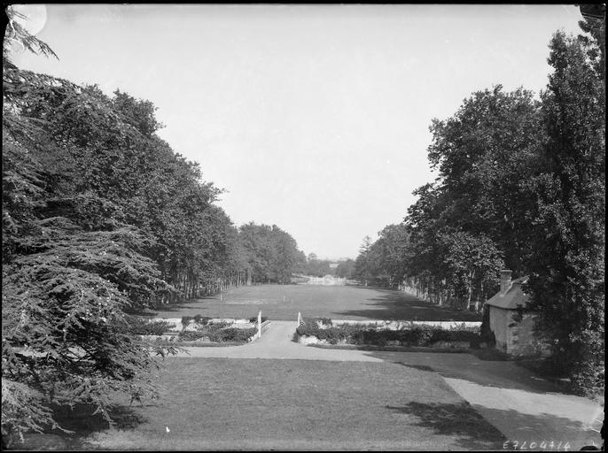 Parc, vue générale et grilles d'entrée