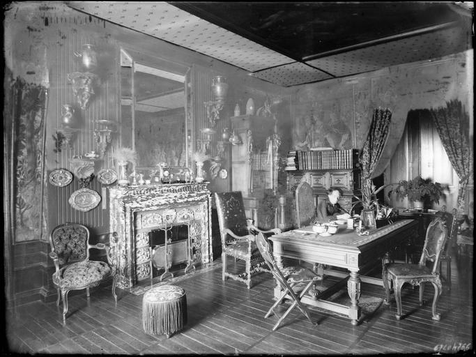 Intérieur : femme assise à son bureau