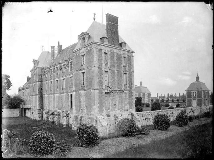 Ensemble et mur d'enceinte, pavillons de garde