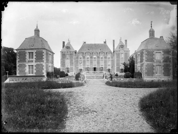 Ensemble sur cour d'honneur, grilles d'entrée